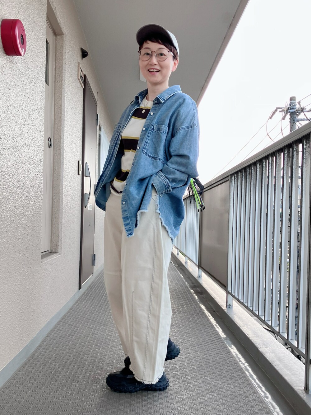 ブルー系のシャツ/ブラウス、ホワイト系のTシャツ/カットソー、ホワイト系のその他パンツを着用したレディースの春コーディネートの3枚目の写真
