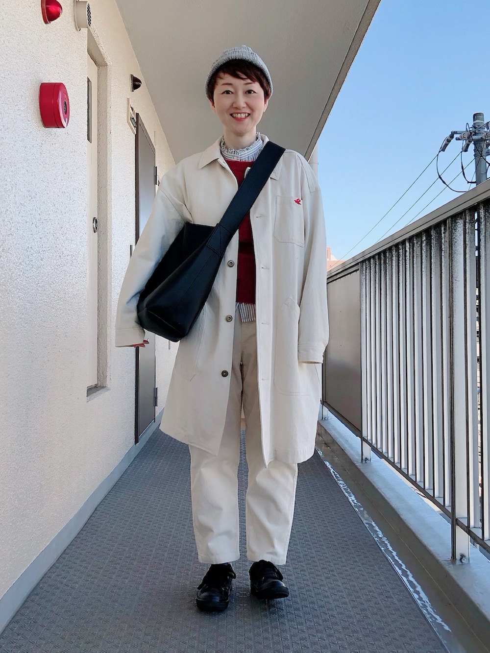 ベージュ系のジャケット/アウター、その他のシャツ/ブラウス、ブラック系のショルダーバッグを着用したレディースの冬コーディネートの2枚目の写真