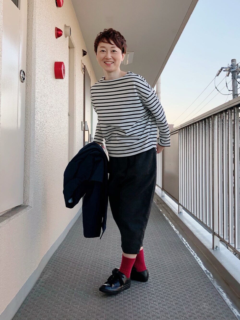 ホワイト系のTシャツ/カットソー、グレー系のその他パンツ、ブルー系のその他アウターを着用したレディースの秋コーディネートの3枚目の写真