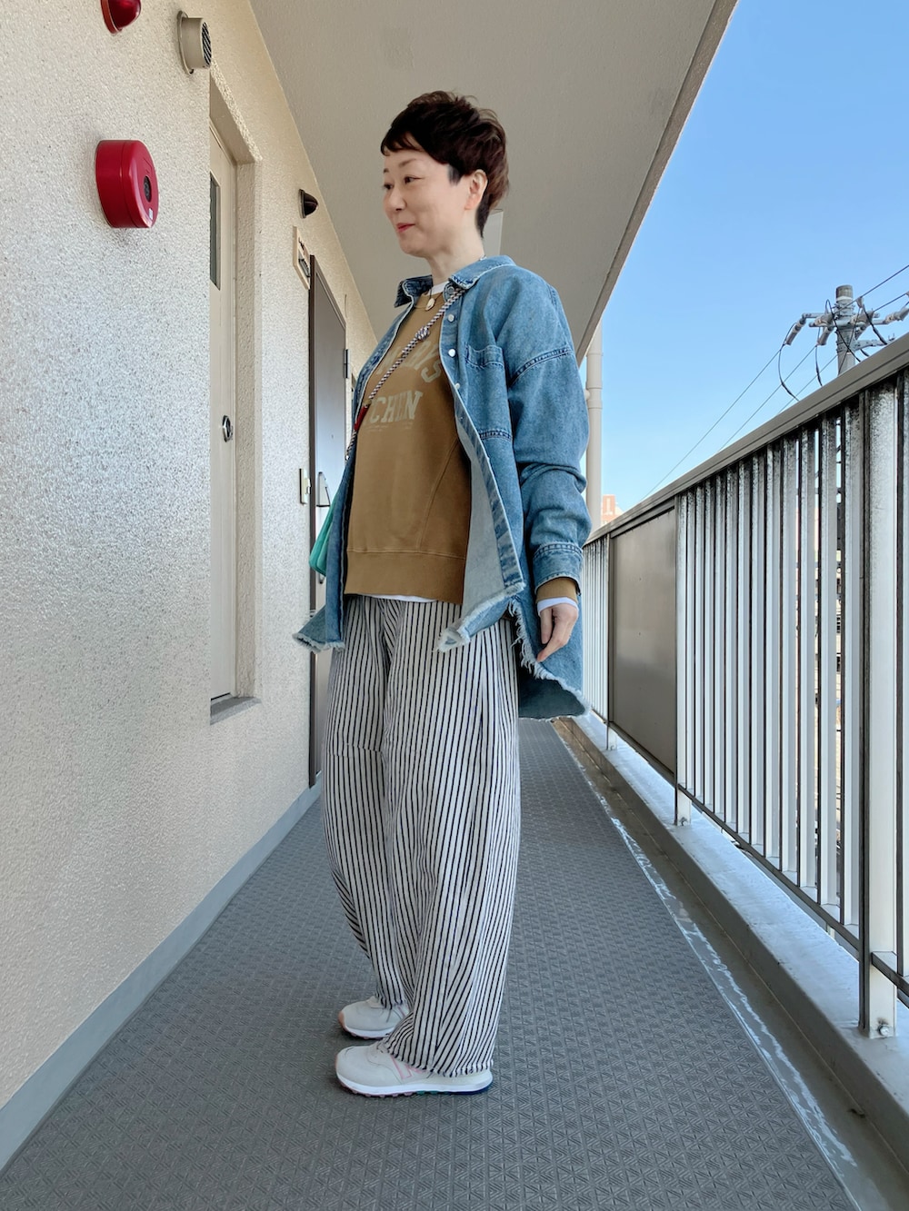 ブルー系のシャツ/ブラウス、イエロー系のスウェット、その他のバッグを着用したレディースの春コーディネートの2枚目の写真