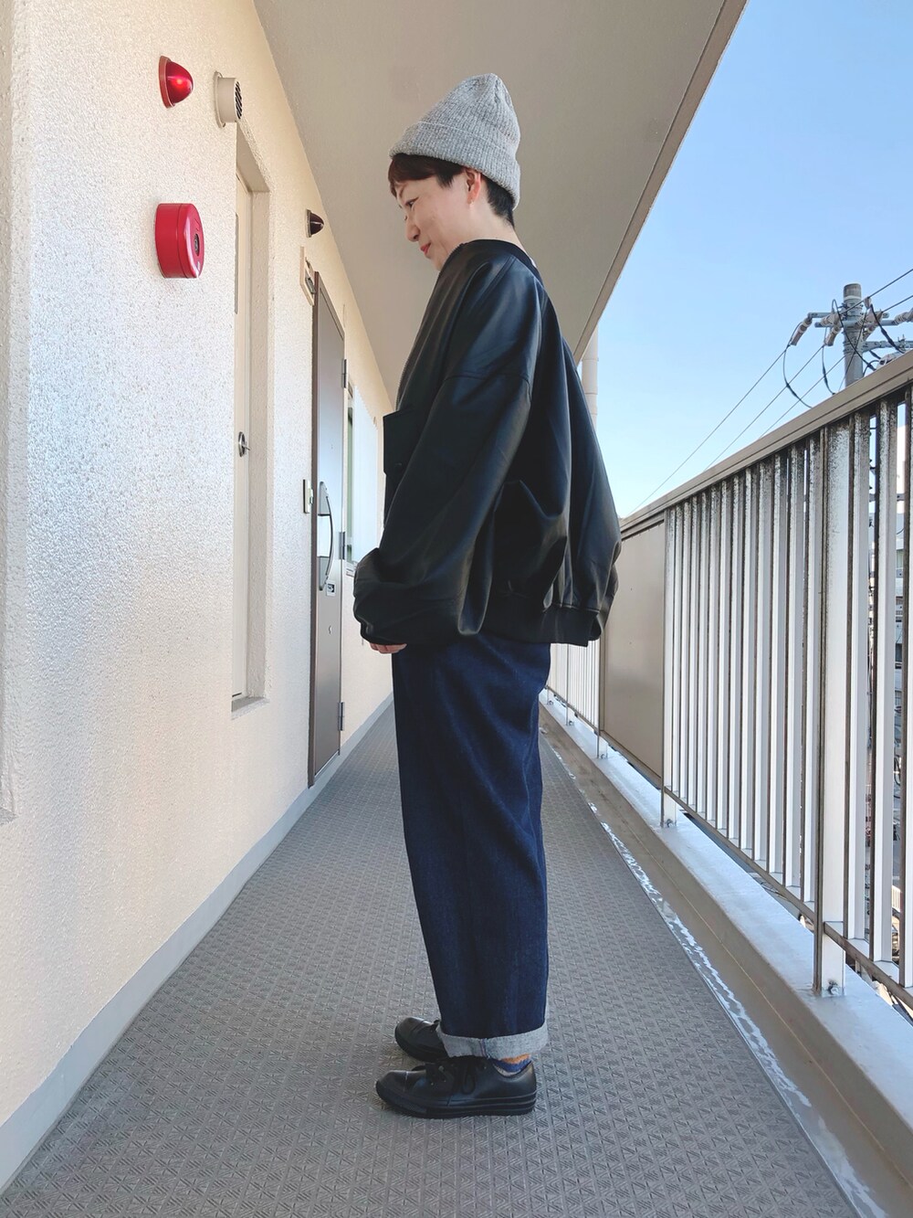 ブラック系のその他アウター、ブルー系のサロペット/オーバーオール、ブラック系のレインシューズを着用したレディースの秋コーディネートの3枚目の写真