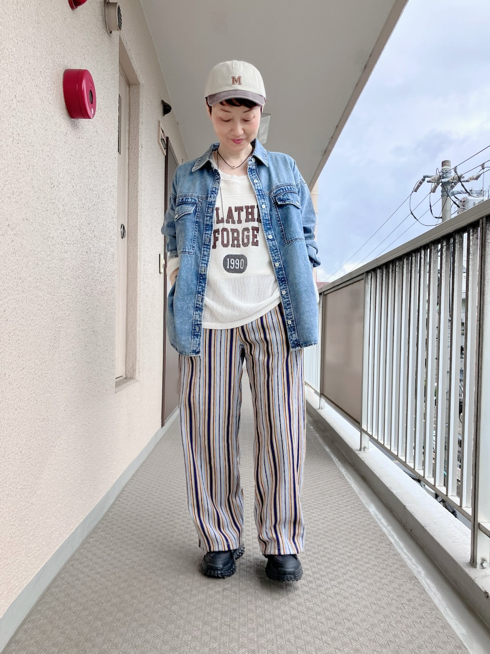 ブルー系のシャツ/ブラウス、ベージュ系のニット/セーター、ブルー系のその他パンツを着用したレディースの春コーディネートの2枚目の写真