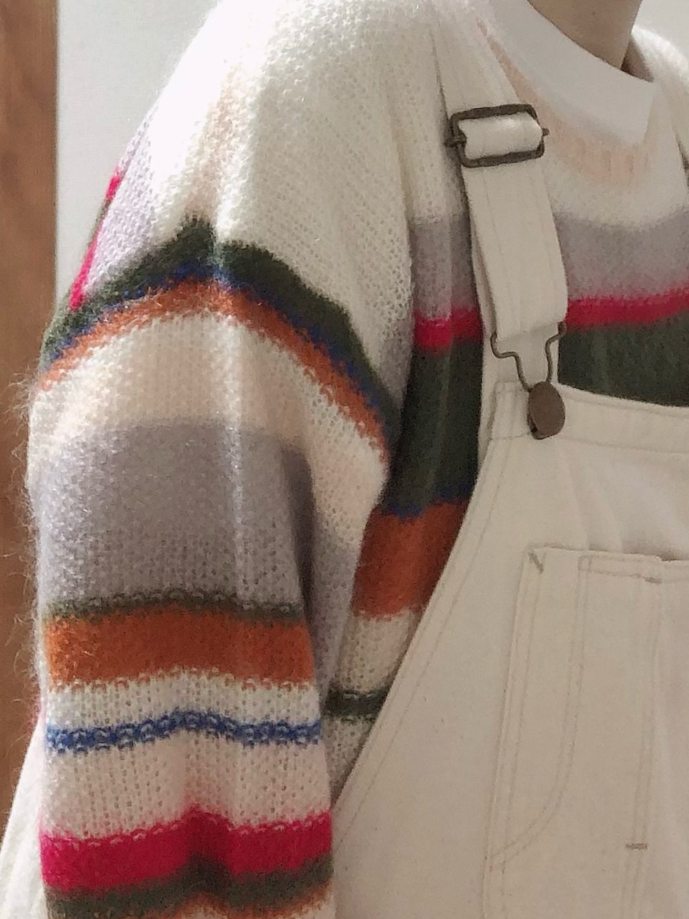 ブラック系のその他アウター、ホワイト系のサロペット/オーバーオール、ホワイト系のスニーカーを着用したレディースの冬コーディネートの3枚目の写真