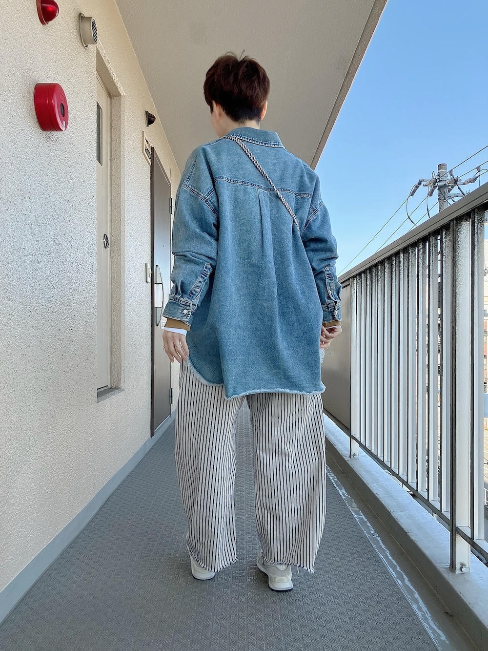 ブルー系のシャツ/ブラウス、イエロー系のスウェット、その他のバッグを着用したレディースの春コーディネートの3枚目の写真