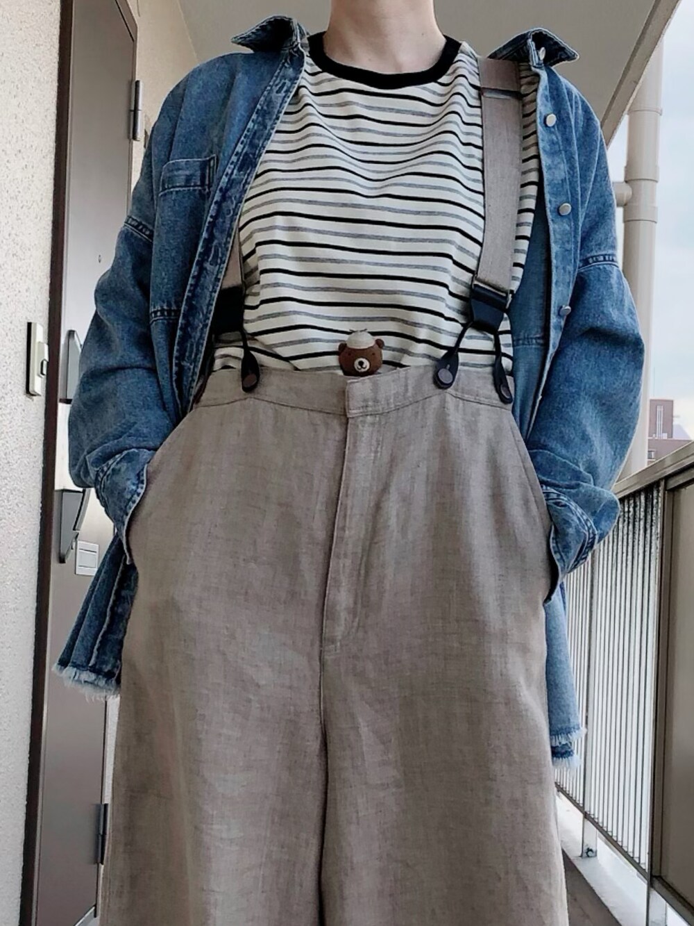 ブラック系のTシャツ/カットソー、ブルー系のシャツ/ブラウス、ベージュ系のサロペット/オーバーオールを着用したレディースの春コーディネートの3枚目の写真