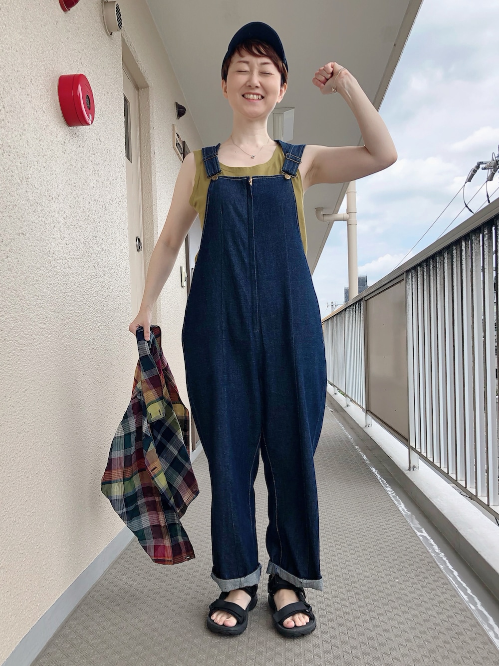 ブルー系のサロペット/オーバーオール、ブルー系のシャツ/ブラウス、ブラック系のサンダルを着用したレディースの夏コーディネートの5枚目の写真