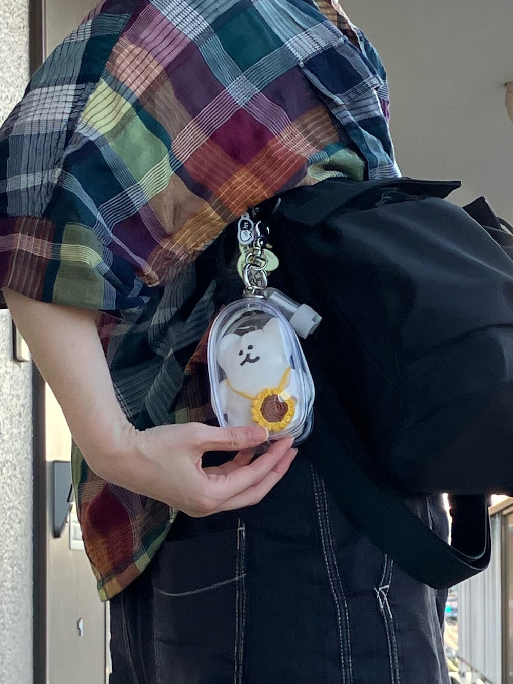 ブルー系のシャツ/ブラウス、ベージュ系のTシャツ/カットソー、ブラック系のサロペット/オーバーオールを着用したレディースの秋コーディネートの4枚目の写真