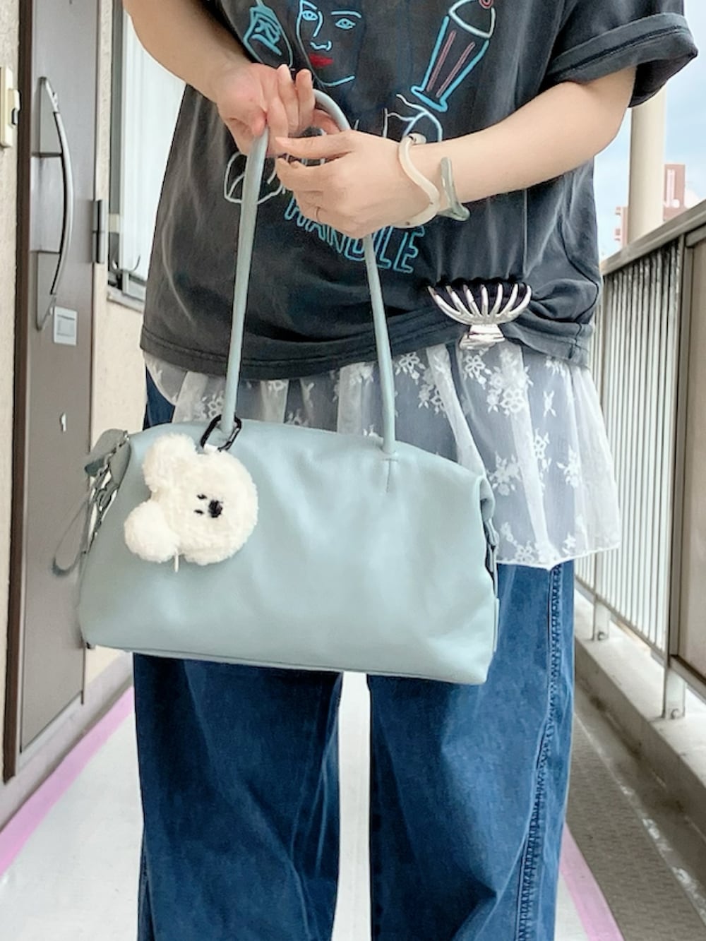 ブルー系のTシャツ/カットソー、ホワイト系のタンクトップ、ブルー系のデニムパンツを着用したレディースの夏コーディネートの3枚目の写真