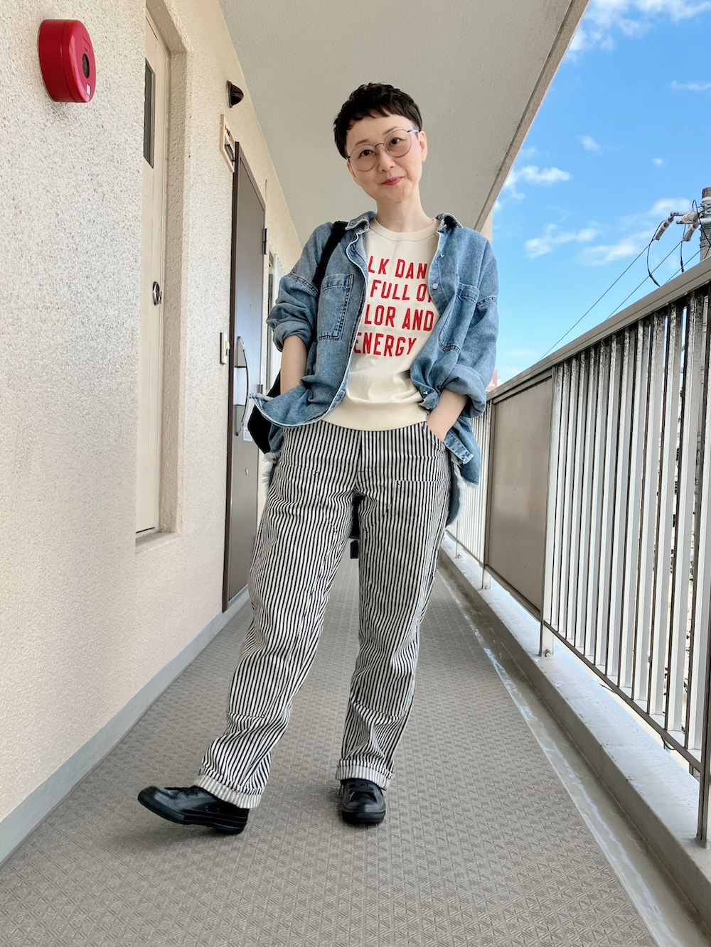 ブルー系のシャツ/ブラウス、ホワイト系のTシャツ/カットソー、ブルー系のデニムパンツを着用したレディースの秋コーディネートの2枚目の写真
