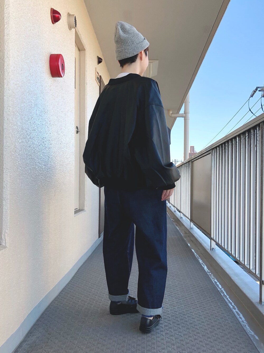 ブラック系のその他アウター、ブルー系のサロペット/オーバーオール、ブラック系のレインシューズを着用したレディースの秋コーディネートの4枚目の写真