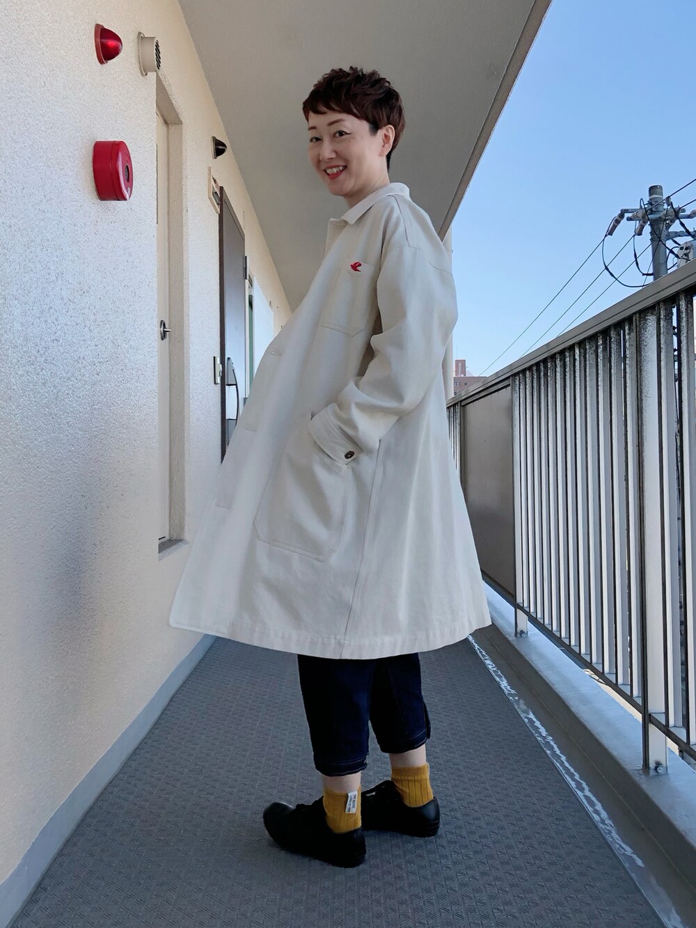 その他のニット/セーター、ブルー系のサロペット/オーバーオール、ベージュ系のジャケット/アウターを着用したレディースの冬コーディネートの2枚目の写真