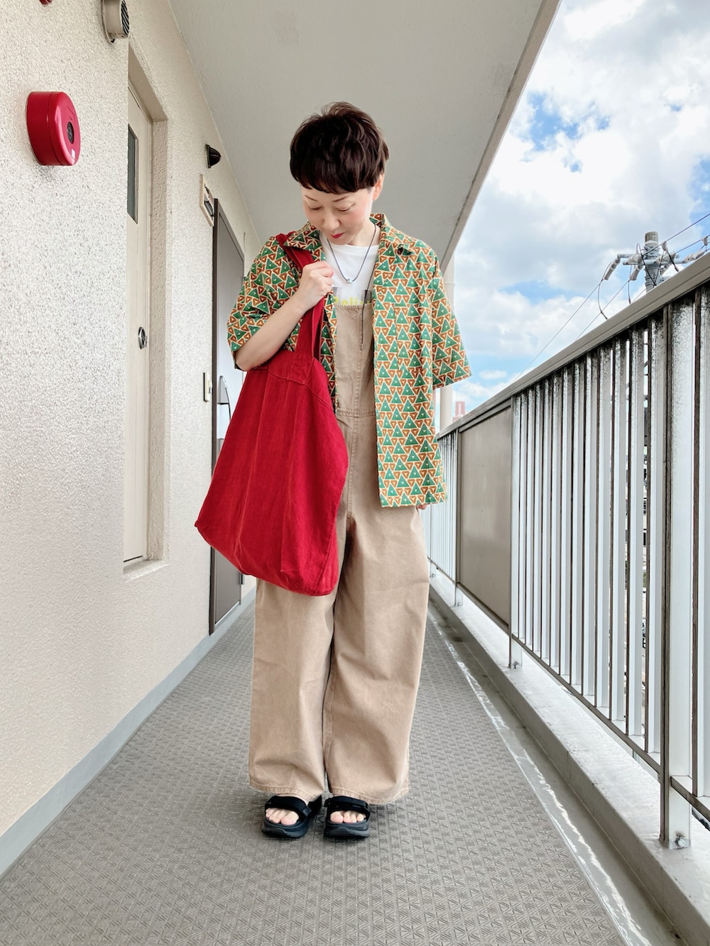 グリーン系のシャツ/ブラウス、ベージュ系のサロペット/オーバーオール、ベージュ系のTシャツ/カットソーを着用したレディースの夏コーディネートの3枚目の写真