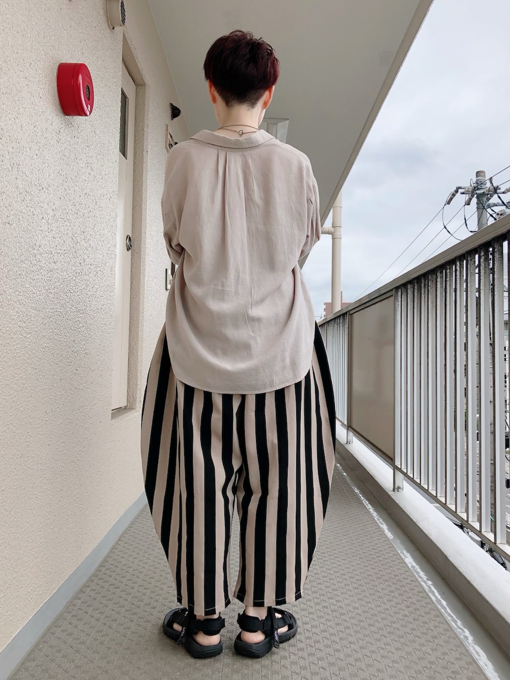 ホワイト系のキャミソール、ブラック系のその他パンツ、ブラック系のサンダルを着用したレディースの春コーディネートの2枚目の写真