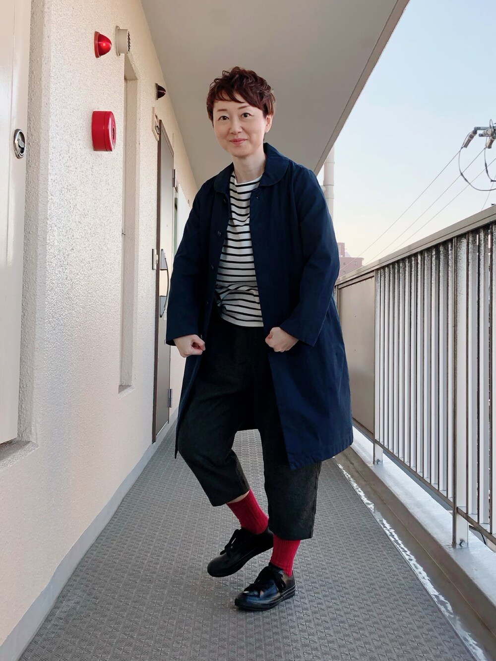 ホワイト系のTシャツ/カットソー、グレー系のその他パンツ、ブルー系のその他アウターを着用したレディースの秋コーディネートの2枚目の写真