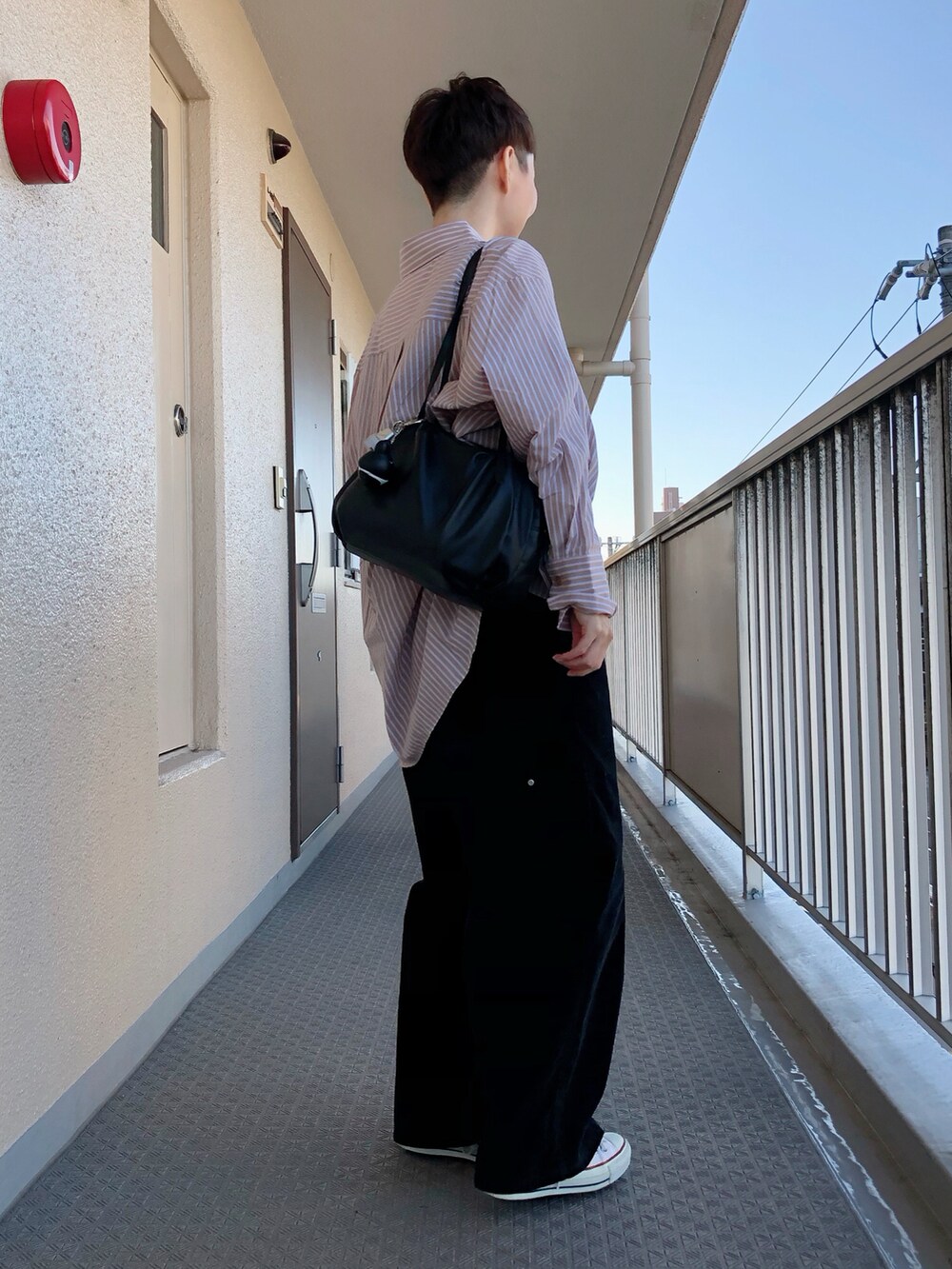 ベージュ系のシャツ/ブラウス、ホワイト系のサロペット/オーバーオール、ホワイト系のスニーカーを着用したレディースの秋コーディネートの3枚目の写真