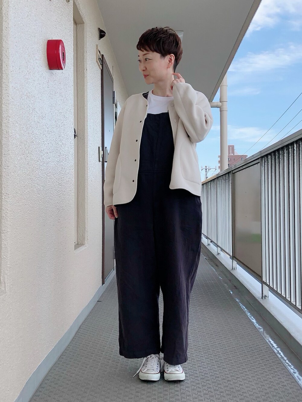 ベージュ系のカーディガン/ボレロ、その他のサロペット/オーバーオールを着用したレディースの秋コーディネートの2枚目の写真