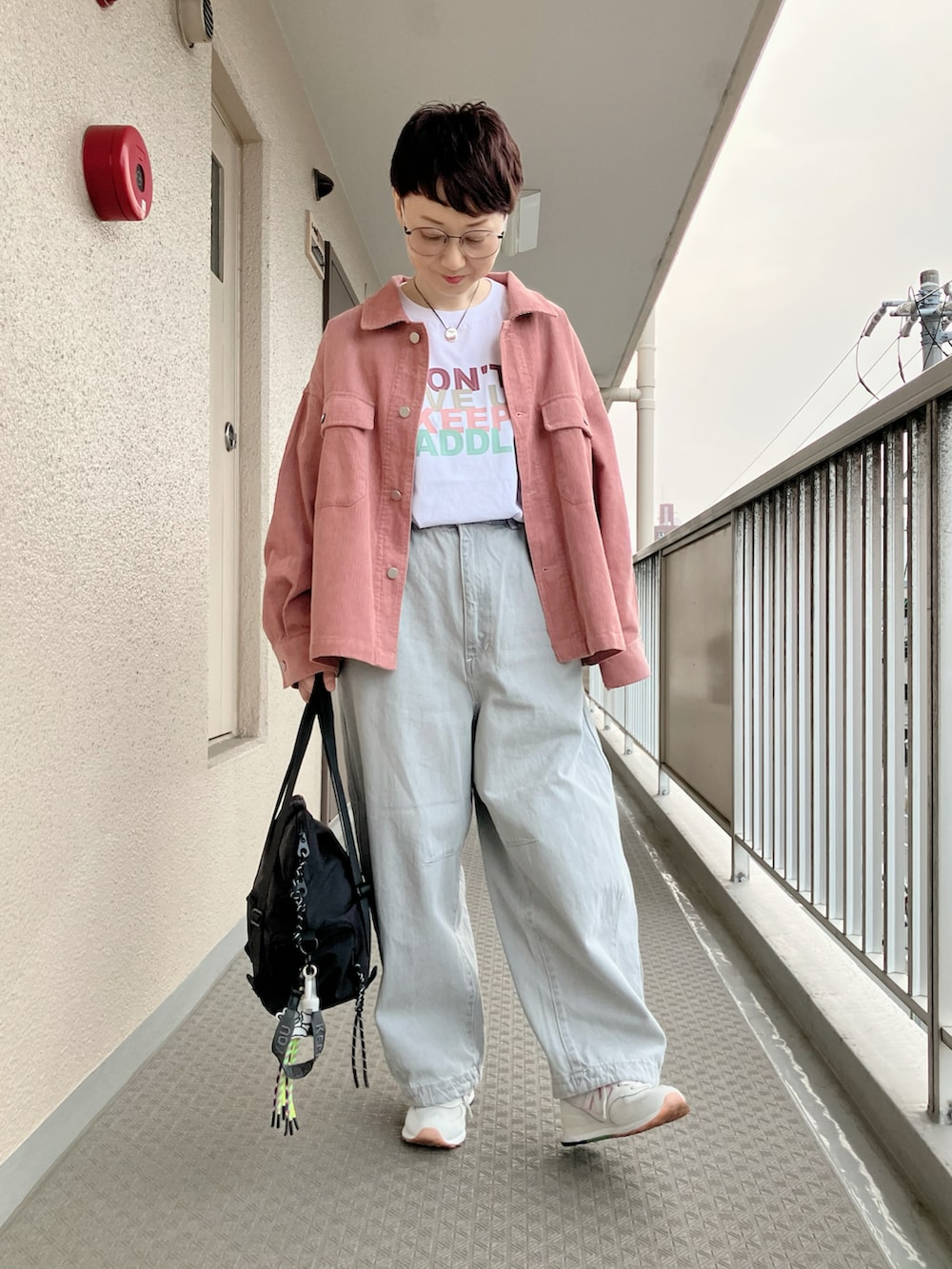 ホワイト系のTシャツ/カットソー、ピンク系のブルゾン、グレー系のその他パンツを着用したレディースの春コーディネートの3枚目の写真