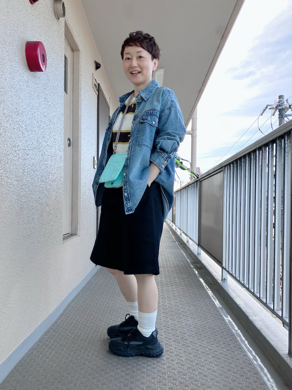 ブルー系のシャツ/ブラウス、ブラック系のその他パンツ、ホワイト系のTシャツ/カットソーを着用したレディースの春コーディネートの2枚目の写真
