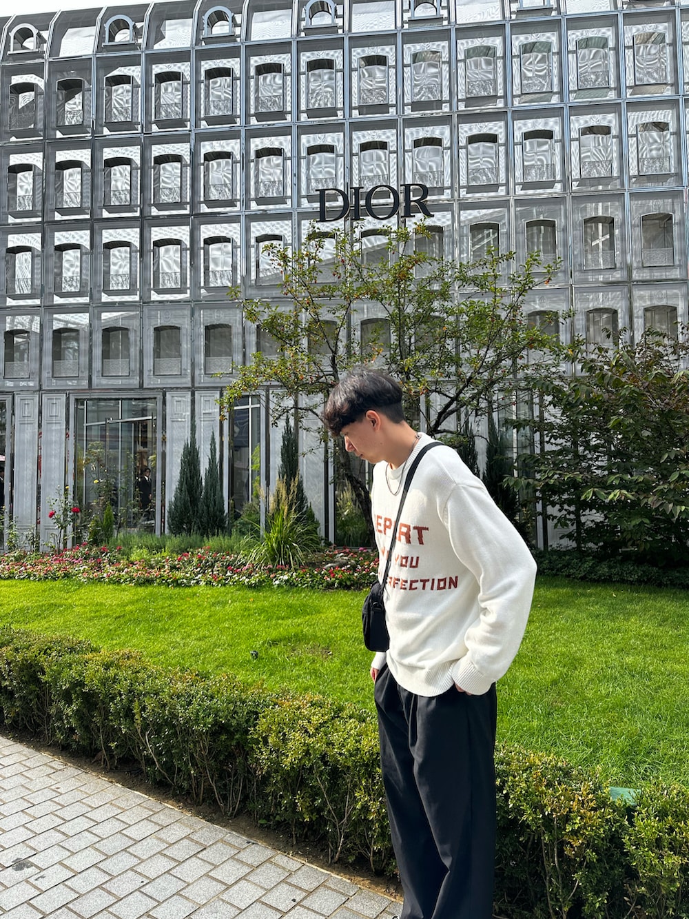 「jksのアイテム（チノパンツ、ブラック系）」を使った、Mike Yuさん（メンズ・175cm）の春コーディネートの2枚目の写真