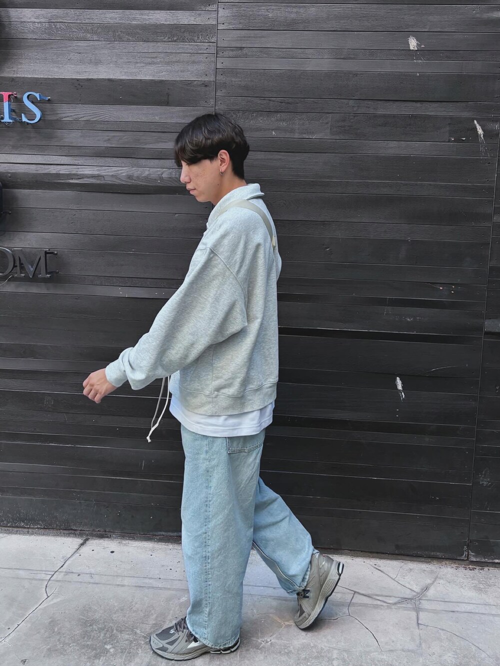 「H&Mのアイテム（デニムパンツ、ブルー系）」を使った、Mike Yuさん（メンズ・175cm）の春コーディネートの2枚目の写真