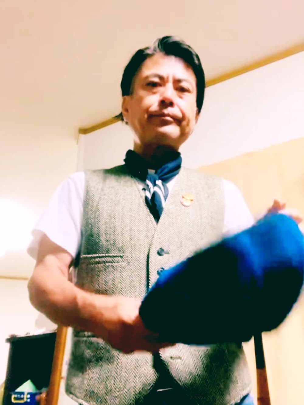 ホワイト系のTシャツ/カットソー、ベージュ系のその他アウター、ブルー系のデニムパンツを着用したメンズの秋コーディネートの2枚目の写真