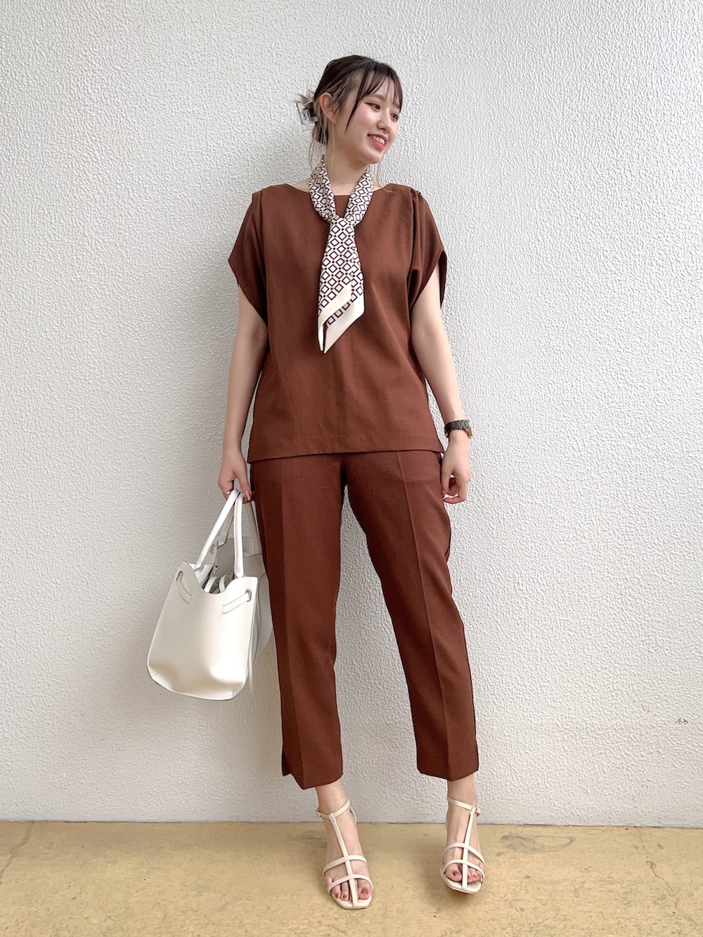 ブラウン系のシャツ/ブラウス、ホワイト系のバッグ、ブラウン系のその他パンツを着用したレディースの春コーディネートの2枚目の写真