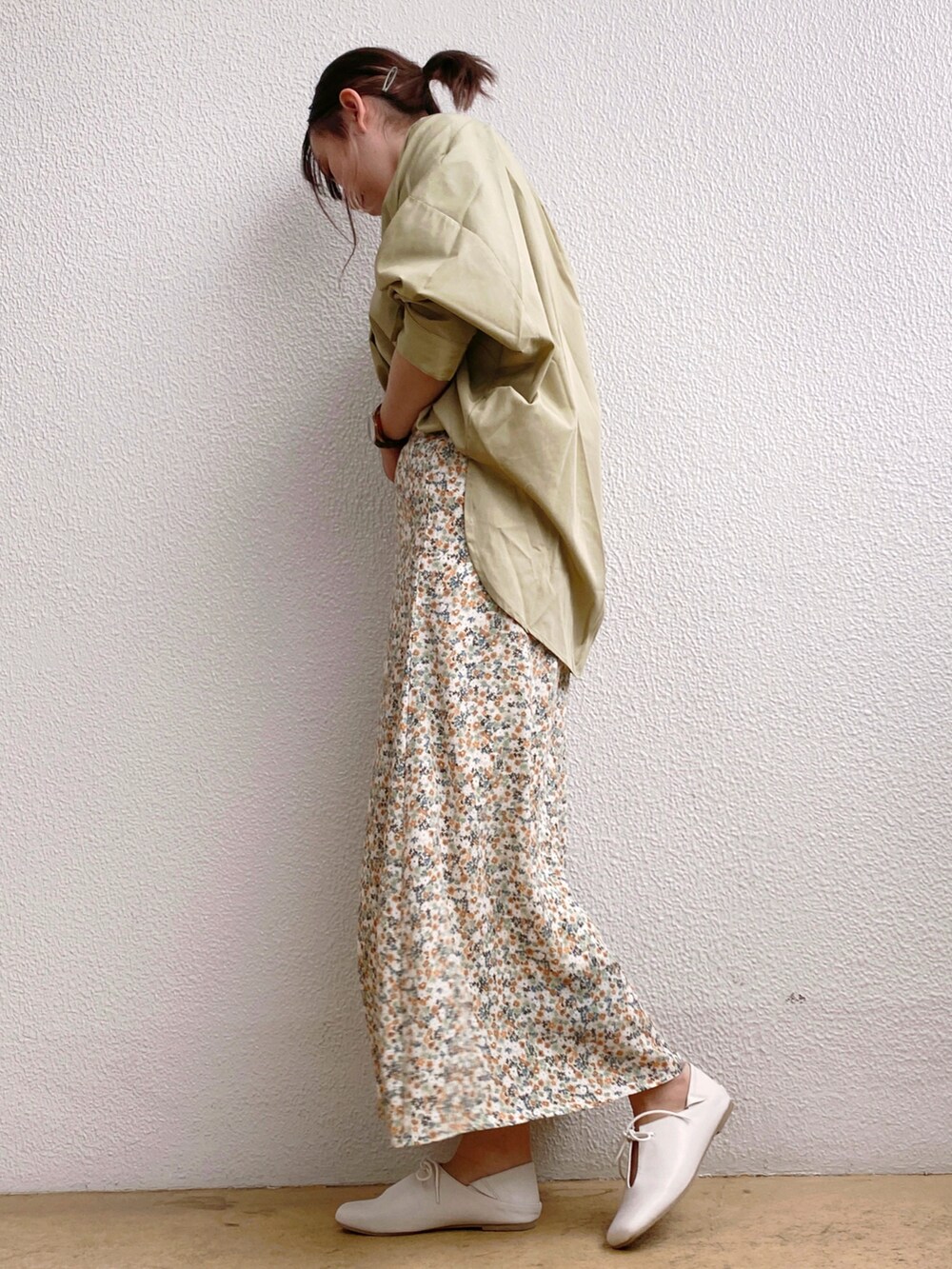 ホワイト系のTシャツ/カットソー、ベージュ系のスカート、ホワイト系のその他シューズを着用したレディースの春コーディネートの3枚目の写真