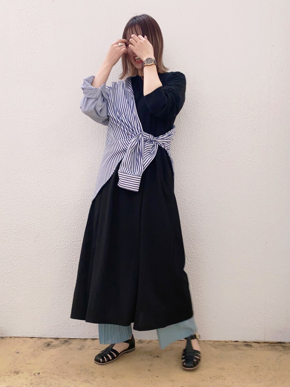 ブラック系のワンピース/ドレス、ブルー系のシャツ/ブラウス、ブルー系のその他パンツを着用したレディースの春コーディネートの2枚目の写真