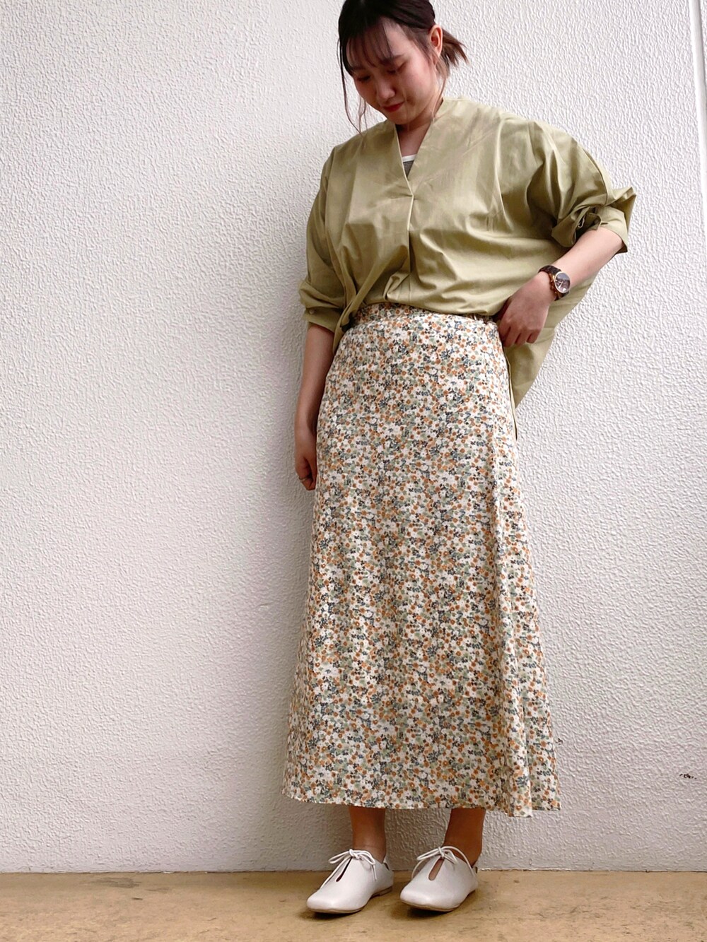 ホワイト系のTシャツ/カットソー、ベージュ系のスカート、ホワイト系のその他シューズを着用したレディースの春コーディネートの2枚目の写真