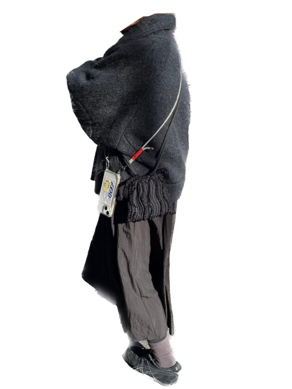 ブラック系のスニーカー、ブラック系のワンピース、ブラック系のその他アウターを着用したレディースの冬コーディネートの3枚目の写真