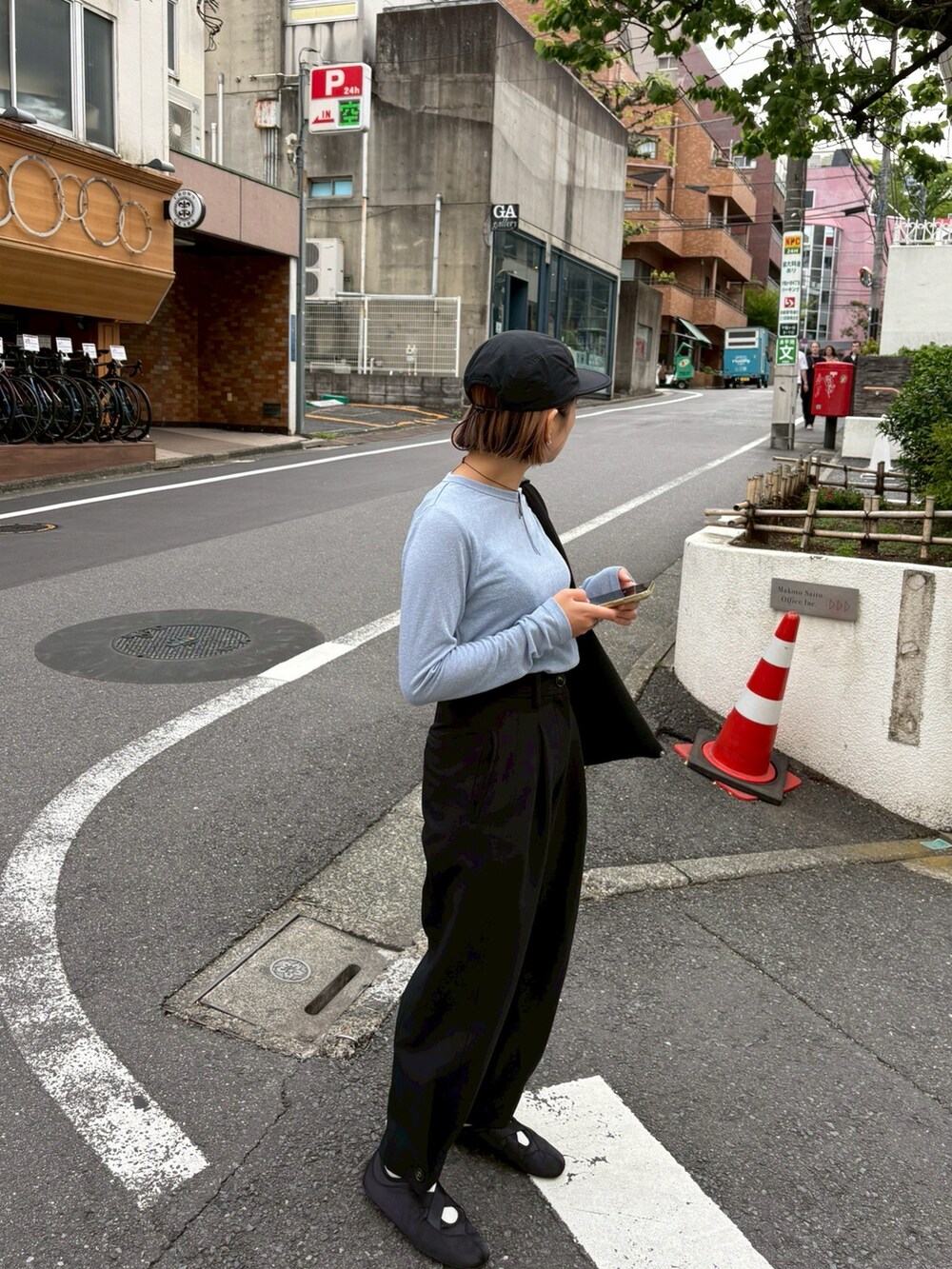 ブラック系のパンツ、ブラック系のバレエシューズ、ブルー系のTシャツ/カットソーを着用したレディースの春コーディネートの2枚目の写真