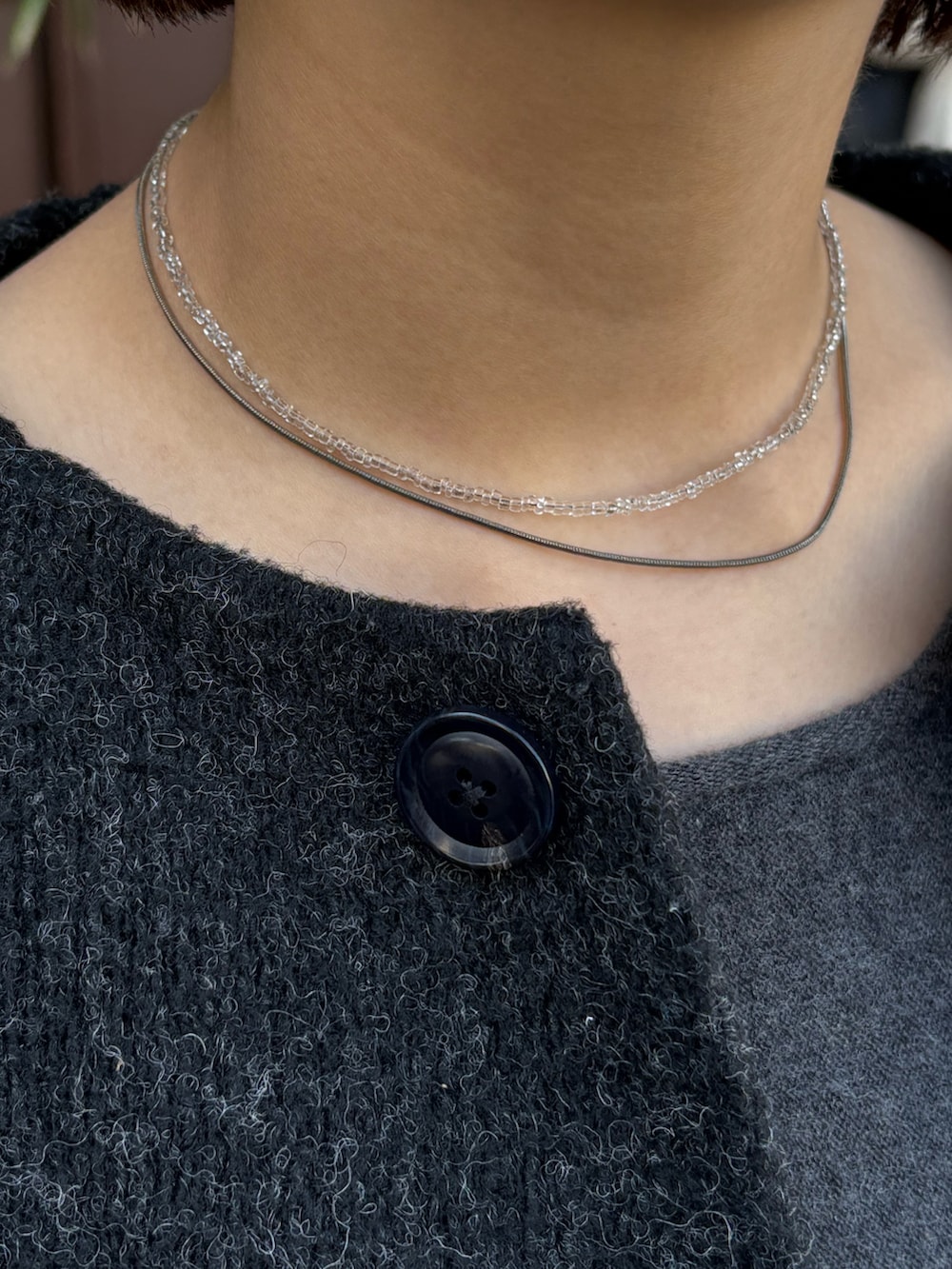 その他のその他パンツ、ベージュ系のハンドバッグ、その他のスニーカーを着用したレディースの冬コーディネートの3枚目の写真