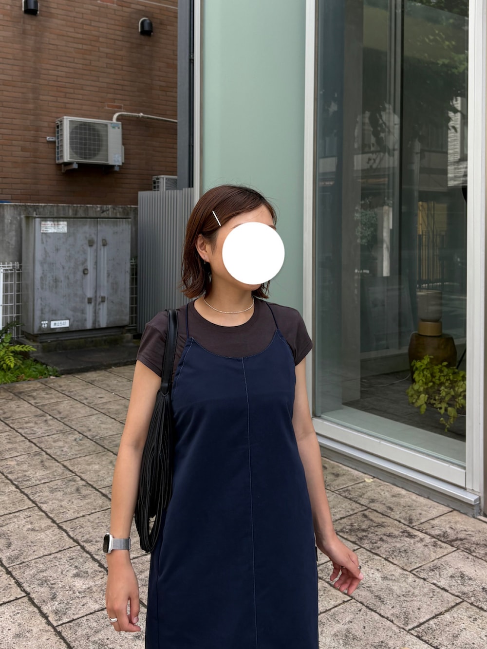 その他のスニーカー、ブルー系のワンピース、ブラウン系のTシャツ/カットソーを着用したレディースの夏コーディネートの2枚目の写真