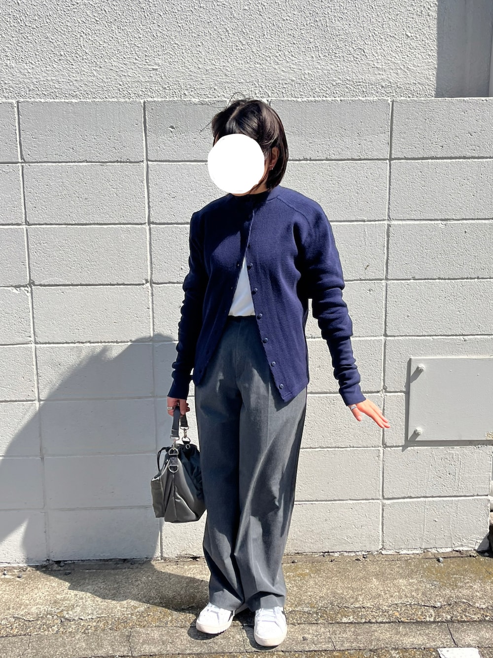 グレー系のバッグ、グレー系のパンツ、ブルー系のTシャツ/カットソーを着用したレディースの春コーディネートの2枚目の写真