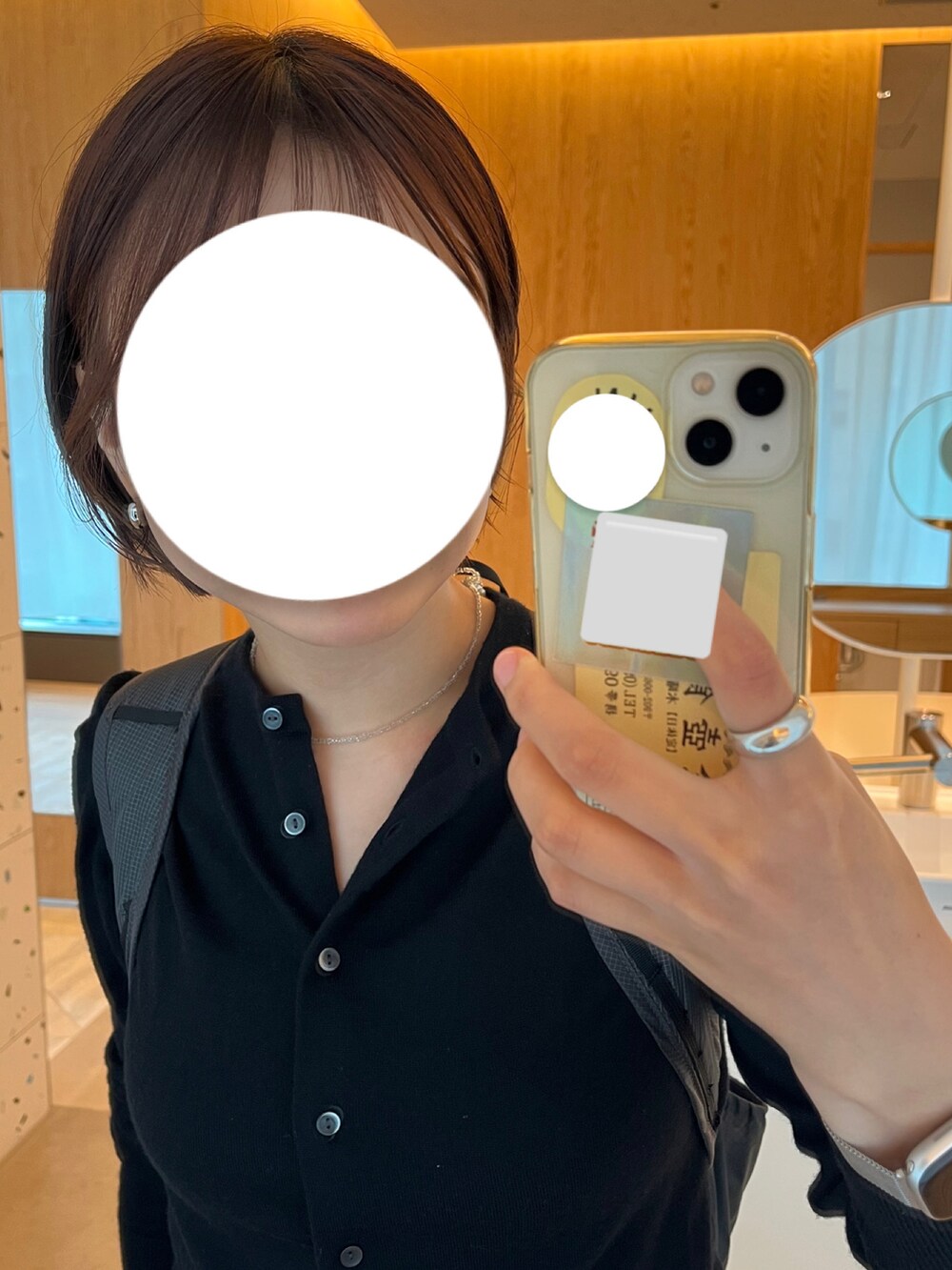 その他のスニーカー、ブラック系のカーディガン/ボレロ、ブラック系のパンツを着用したレディースの秋コーディネートの3枚目の写真