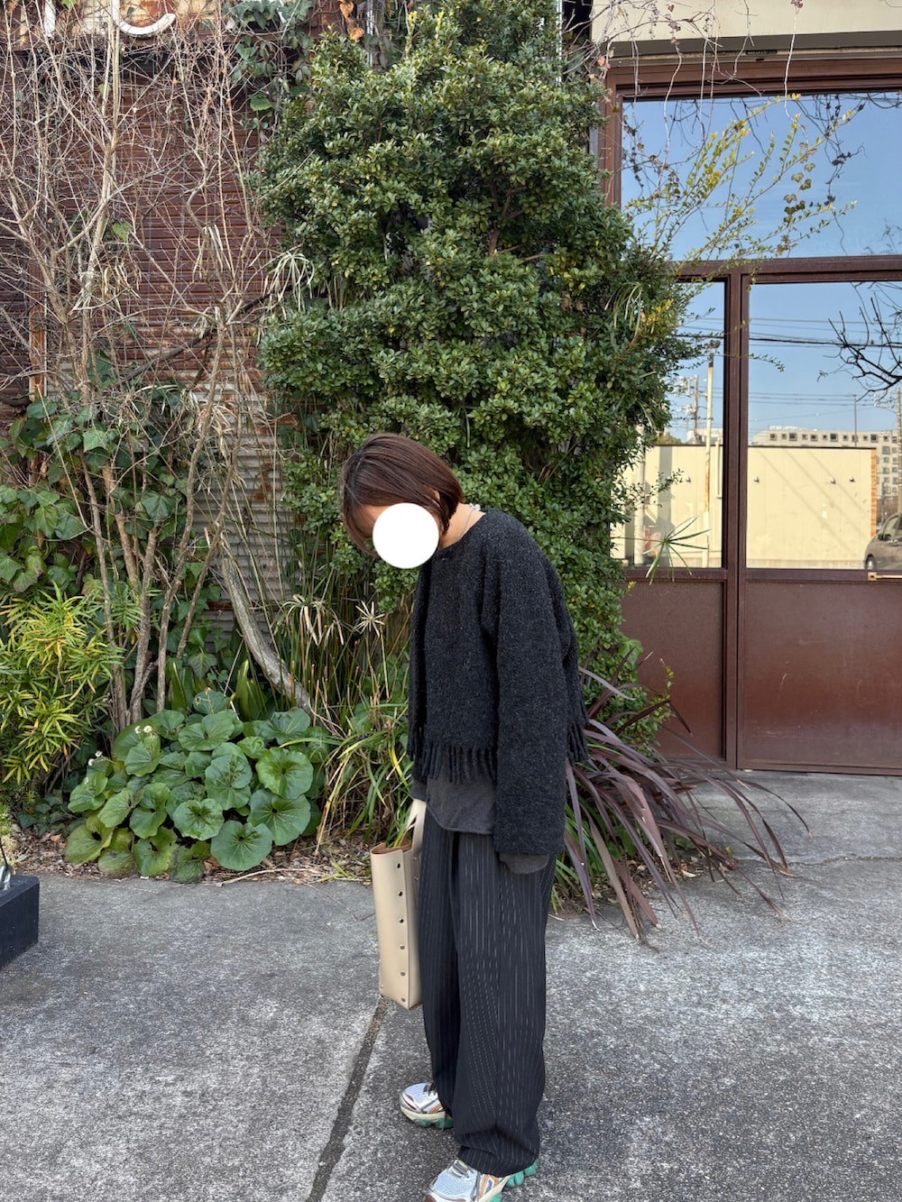 その他のその他パンツ、ベージュ系のハンドバッグ、その他のスニーカーを着用したレディースの冬コーディネートの2枚目の写真