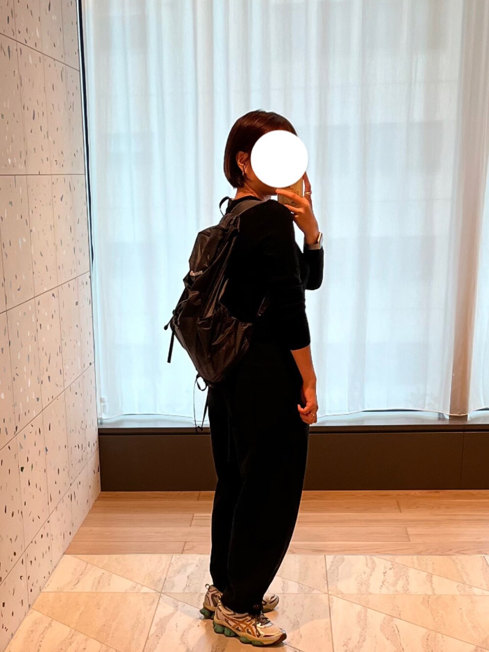 その他のスニーカー、ブラック系のカーディガン/ボレロ、ブラック系のパンツを着用したレディースの秋コーディネートの2枚目の写真