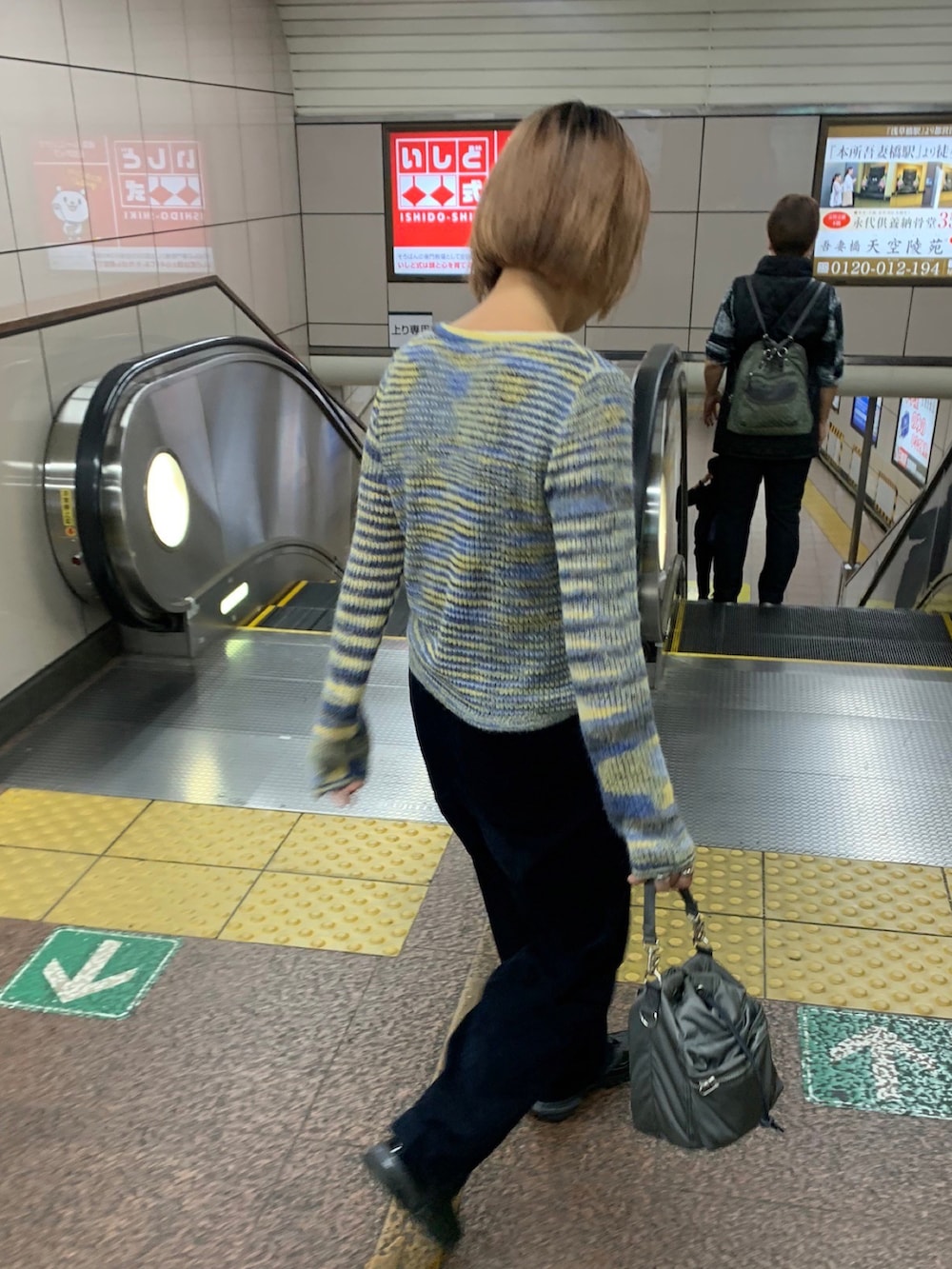 グレー系のバッグ、ブルー系のその他パンツ、ブルー系のニット/セーターを着用したレディースの秋コーディネートの2枚目の写真