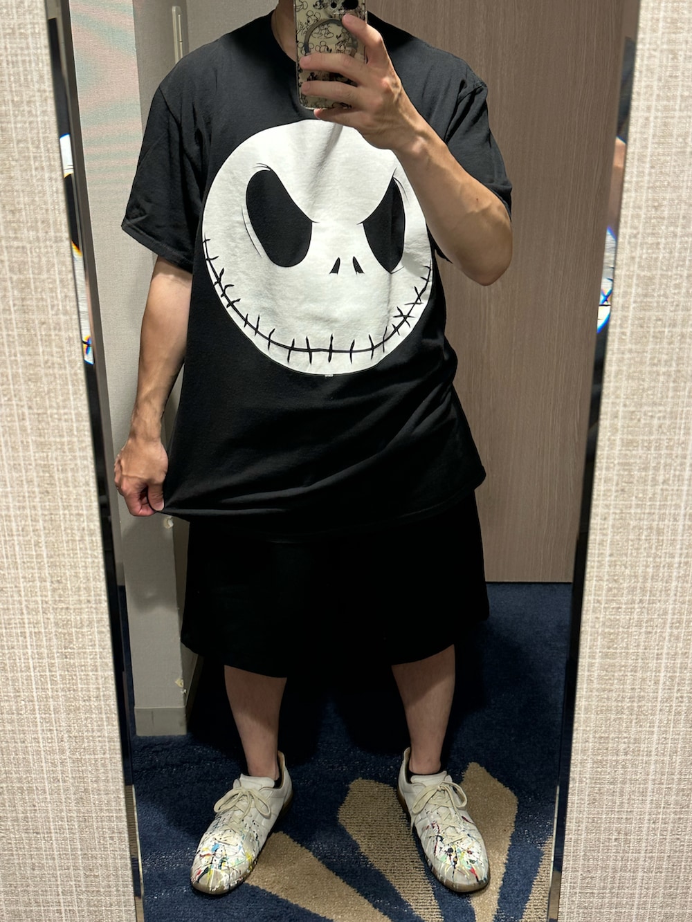 「古着MIX、ディズニーコーデ、ファミマスウェット、ファミマ、マルジェラ、Maison Margiela、ペンキ加工、ミッキーT、ナイトメアー・ビフォア・クリスマス、ジャック、腕の血管むきむき、低身長、低身長コーデ、ハーフパンツ、夏コーデ」｜「DISNEY VINTAGEのアイテム（Tシャツ/カットソー、ブラック系）」を使った、まこち(相互フォロー、❤返ししてます)さん（メンズ・155cm）の夏コーディネートの2枚目の写真