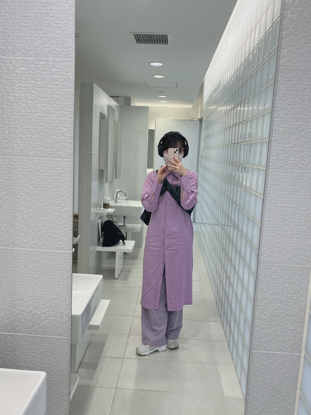 「紫、ライラック、ユニクロ、春コーデ、淡い色コーデ、タビシューズ、kpop、通学コーデ、淡色コーデ」｜「UNIQLOのアイテム（ワンピース、パープル系）」を使った、Mayuさん（レディース・158cm）の春コーディネートの2枚目の写真