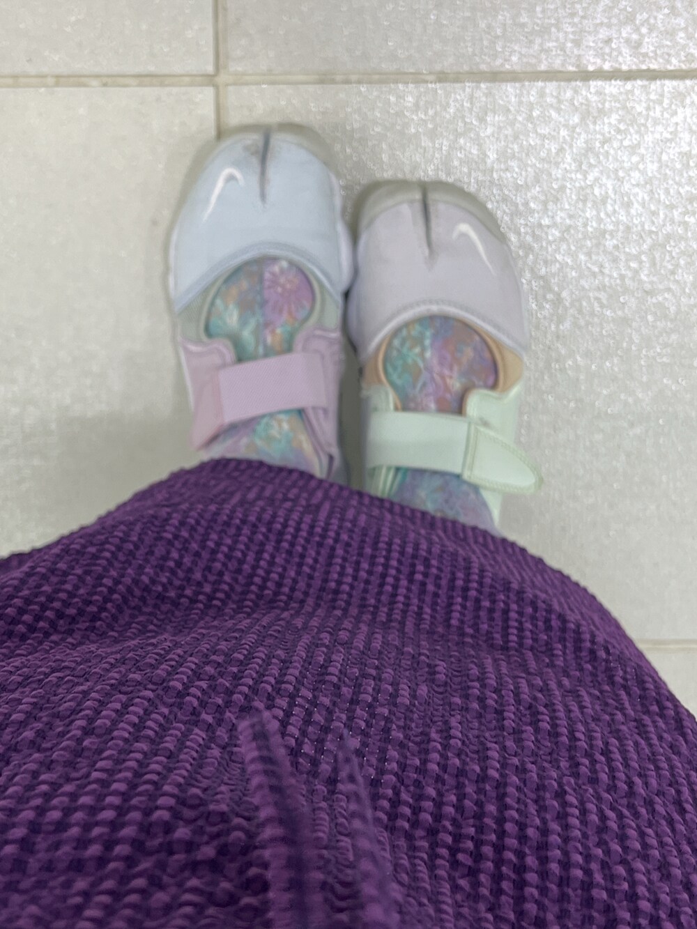 パープル系のワンピース、ホワイト系のサンダル、ブルー系のソックス/靴下を着用したレディースの夏コーディネートの2枚目の写真