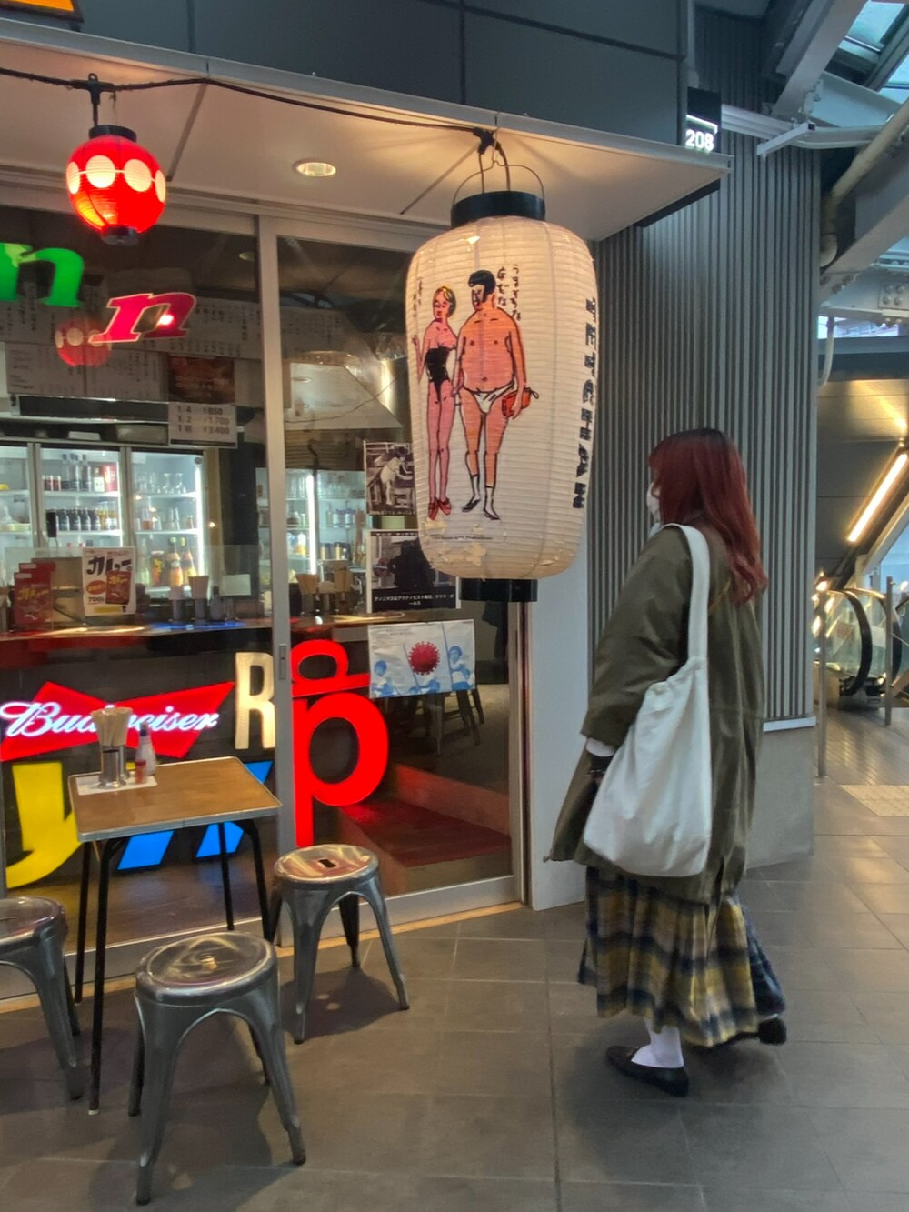 グリーン系のモッズコートを着用したレディースの夏コーディネートの2枚目の写真