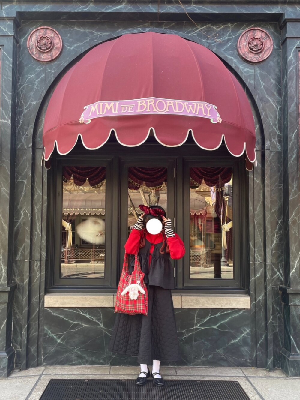 ブラック系のキャミソール、レッド系のトートバッグを着用したレディースの夏コーディネートの2枚目の写真