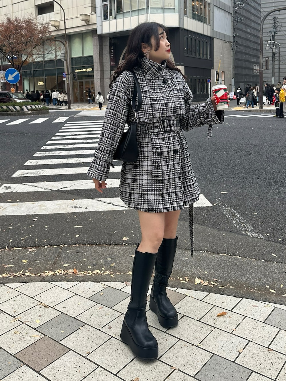 「one after another NICE CLAUP、nice claup、ナイスクラップ、ミドルコート、ミドル丈、千鳥柄、冬アウター、冬のコーデ、クリスマスに着たい服、赤ニット、韓国ファッション、オトナカワイイ、カラーコーデ、デートコーデ、赤」｜「one after another NICE CLAUPの厚底サイドゴアロングブーツ（ブーツ、ブラック系）」を使った、miho【骨格ストレート/イエベ春】さん（骨格ストレート・レディース・161cm）の冬コーディネートの3枚目の写真