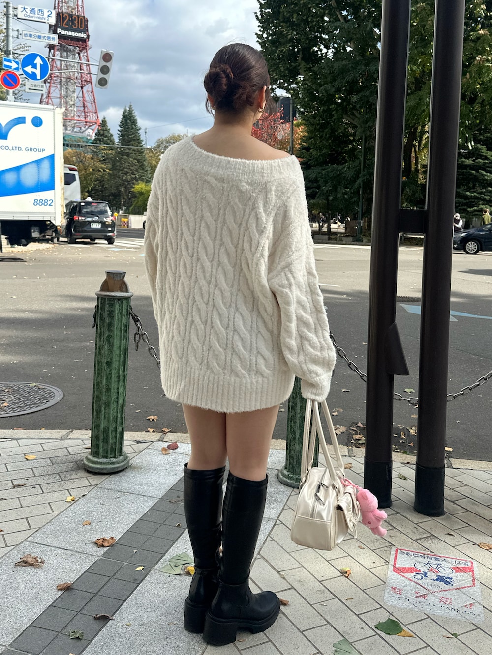 「one after another NICE CLAUP、nice claup、ナイスクラップ、ニットワンピース、ニットワンピ、ケーブル編み、ミニワンピ、ワンピース×ブーツ、秋冬コーデ、冬コーデ、今日のコーデ、おでかけコーデ、休日スタイル、お出かけコーデ、ワンピースコーデ」｜「one after another NICE CLAUPのヒールアップタンクロングブーツ（ブーツ、ブラック系）」を使った、miho【骨格ストレート/イエベ春】さん（レディース・161cm）の秋コーディネートの3枚目の写真