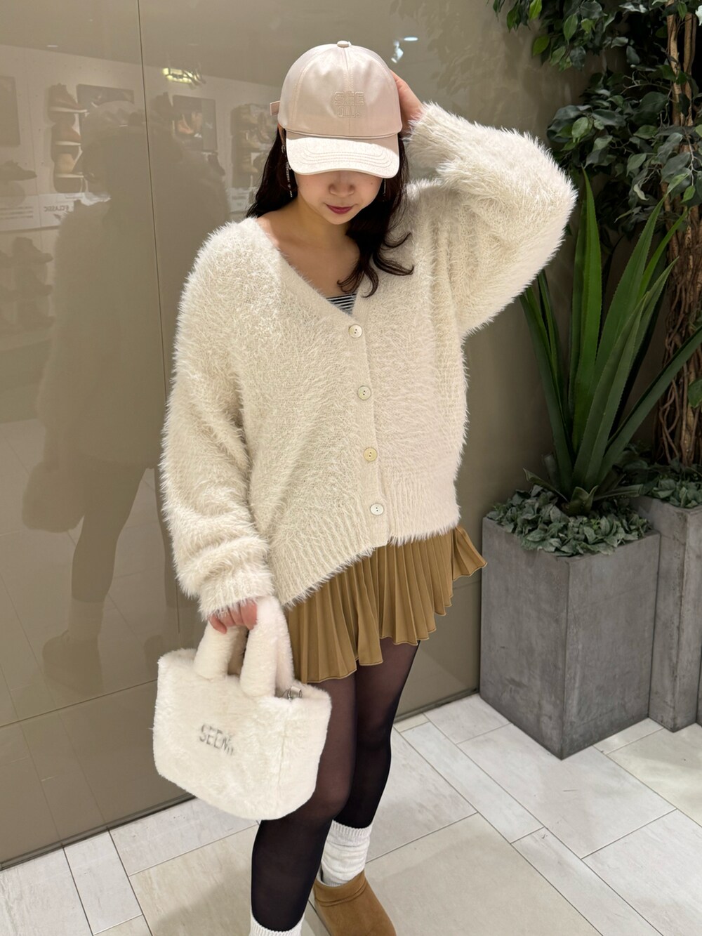 「one after another NICE CLAUP、nice claup、ナイスクラップ、ふわモテあざとカーディガン、ロングカーディガン、カーディガン、プリーツスカート、ルーズソックス、ムートンブーツ、キヤップ、冬のコーデ、おでかけコーデ、カジュアルコーデ、韓国ファッション、淡色コーデ」|「one after another NICE CLAUPのフェイクムートンブーツ(ブーツ、ブラウン系)」を使った、miho【骨格ストレート/イエベ春】さん(骨格ストレート・レディース・161cm)の冬コーディネートの3枚目の写真