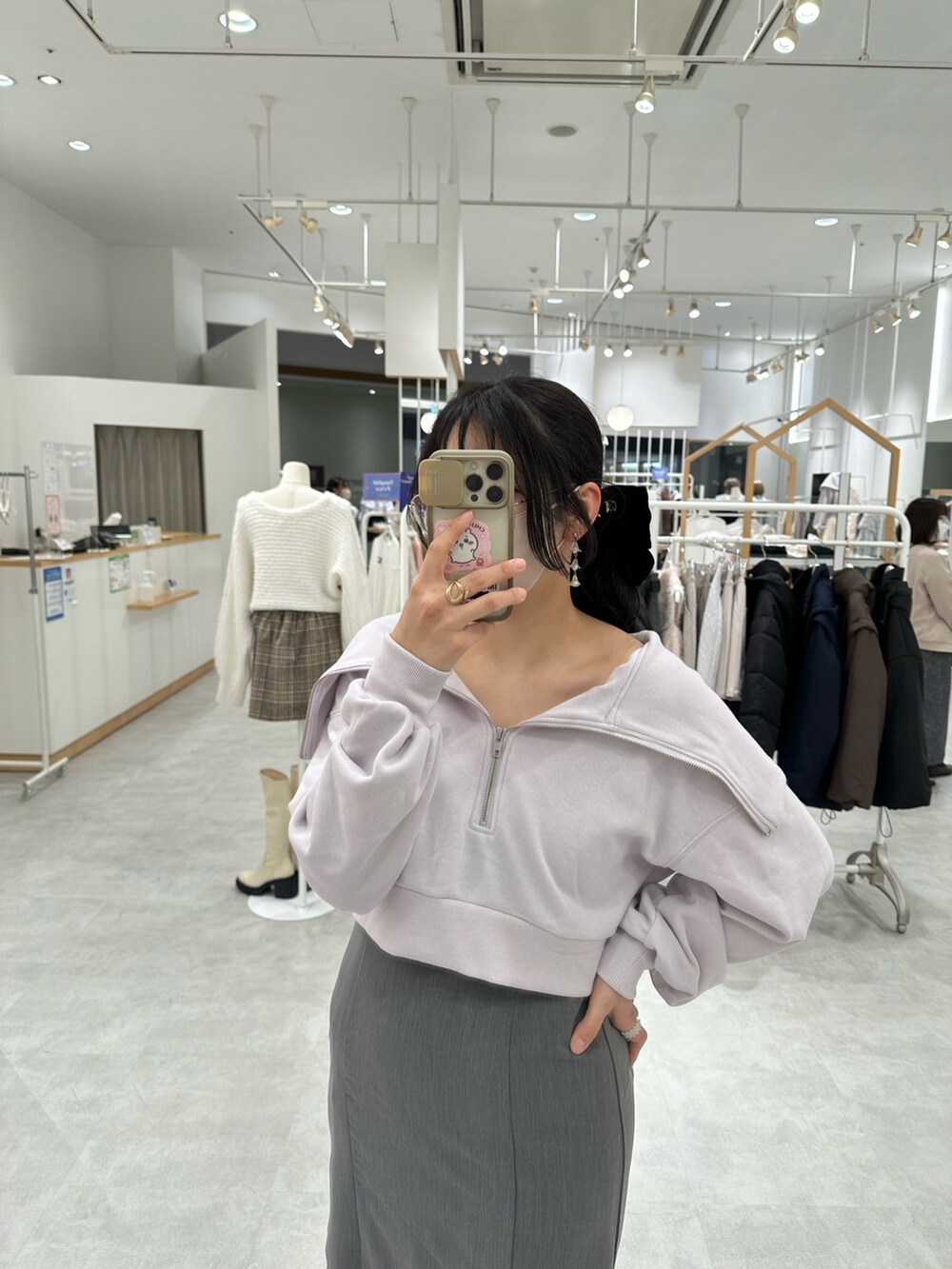 パープル系のスウェット、グレー系のワンピースを着用したレディースの春コーディネートの2枚目の写真