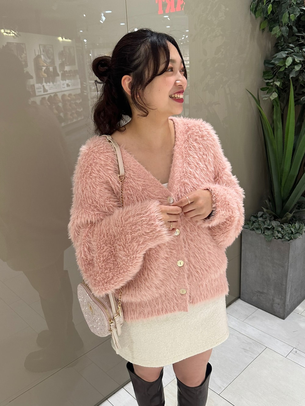 ブラウン系のブーツ、ブラック系のブーツ、ベージュ系のスカートを着用したレディースの秋コーディネートの2枚目の写真