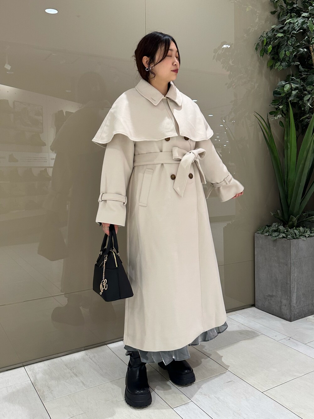 「one after another NICE CLAUP、nice claup、ナイスクラップ、スタンドカラー、ロングコート、ケープコート、冬アウター、冬コーデ、ホワイトコーデ、おでかけコーデ、大人可愛い、高身長女子、高身長コーデ、おしゃれさんと繋がりたい」｜「one after another NICE CLAUPの取り外し可能/ロングケープコート（ステンカラーコート、ホワイト系）」を使った、miho【骨格ストレート/イエベ春】さん（骨格ストレート・レディース・161cm）の冬コーディネートの4枚目の写真