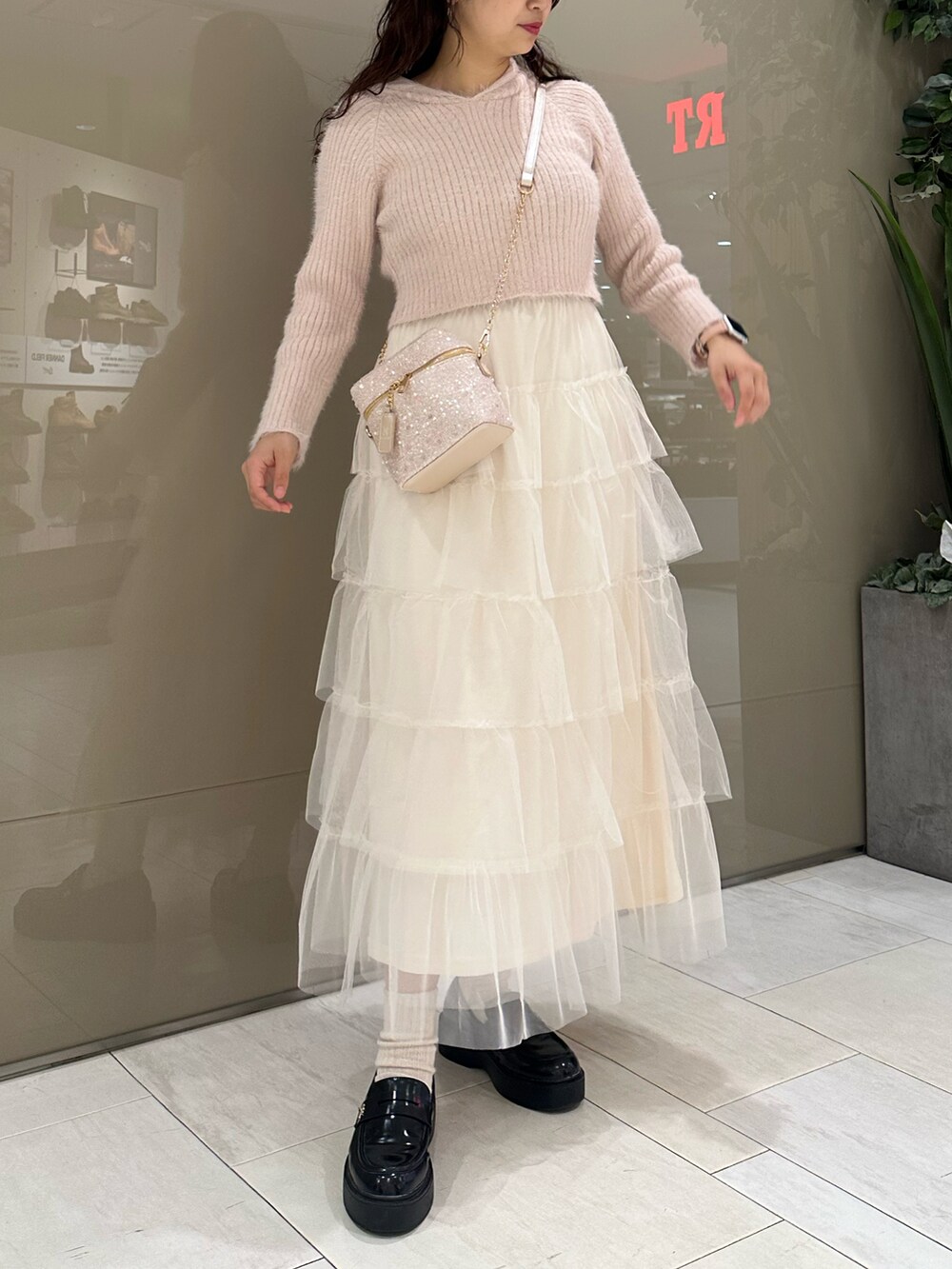 「one after another NICE CLAUP、nice claup、ナイスクラップ、フェザー、セーラーカラー、ティアード、ティアードスカート、チュール、チュールスカート、ピンクコーデ、大人ガーリー、バニティバッグ、甘めコーデ、ガーリーコーデ、おでかけコーデ」|「one after another NICE CLAUPのNCエンブレム付きアソートローファー 2023SS(ローファー、ブラック系)」を使った、miho【骨格ストレート/イエベ春】さん(骨格ストレート・レディース・161cm)の秋コーディネートの2枚目の写真